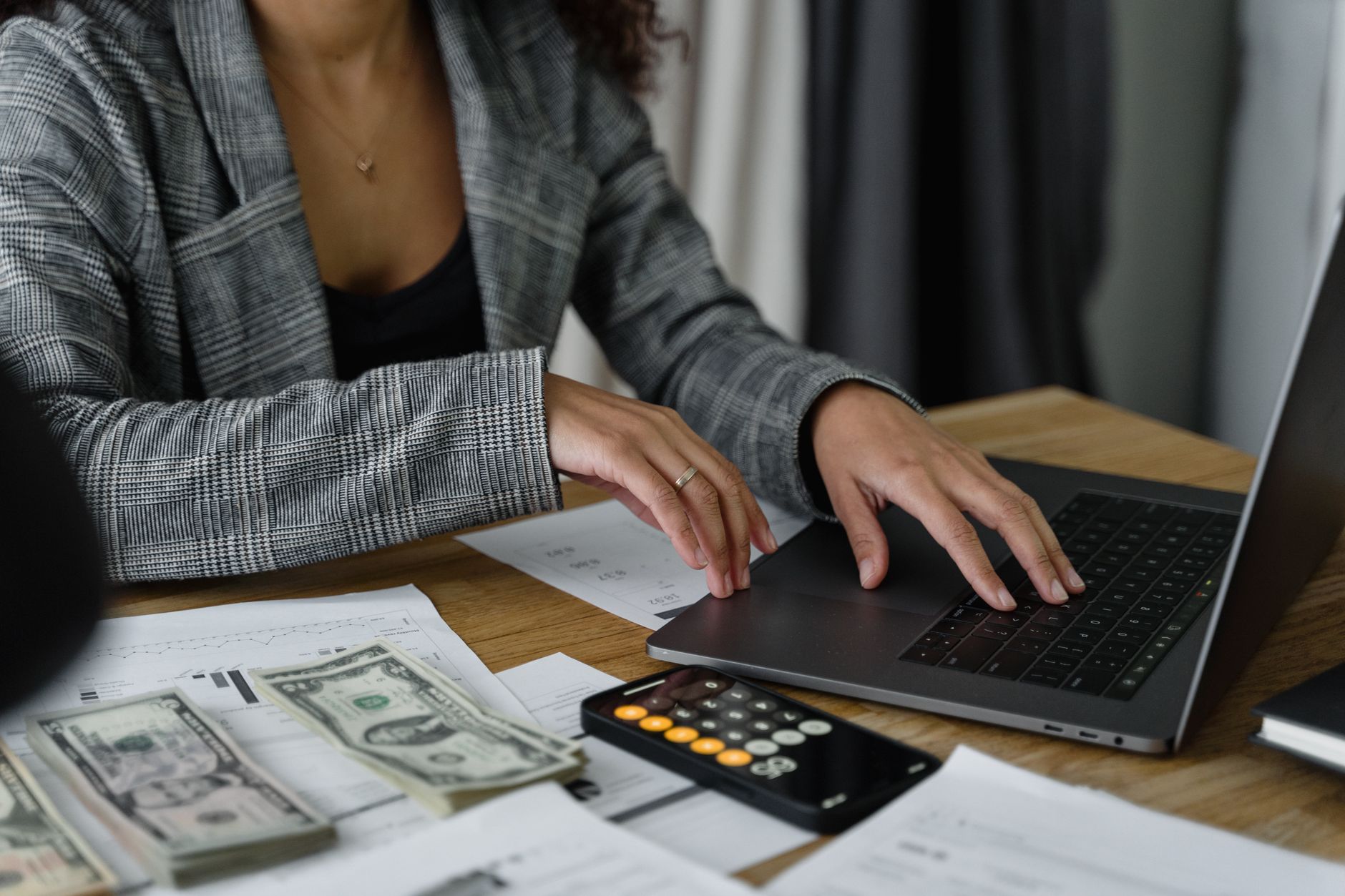 Cum ma ajuta serviciile payroll sa reduc riscul de erori salariale?